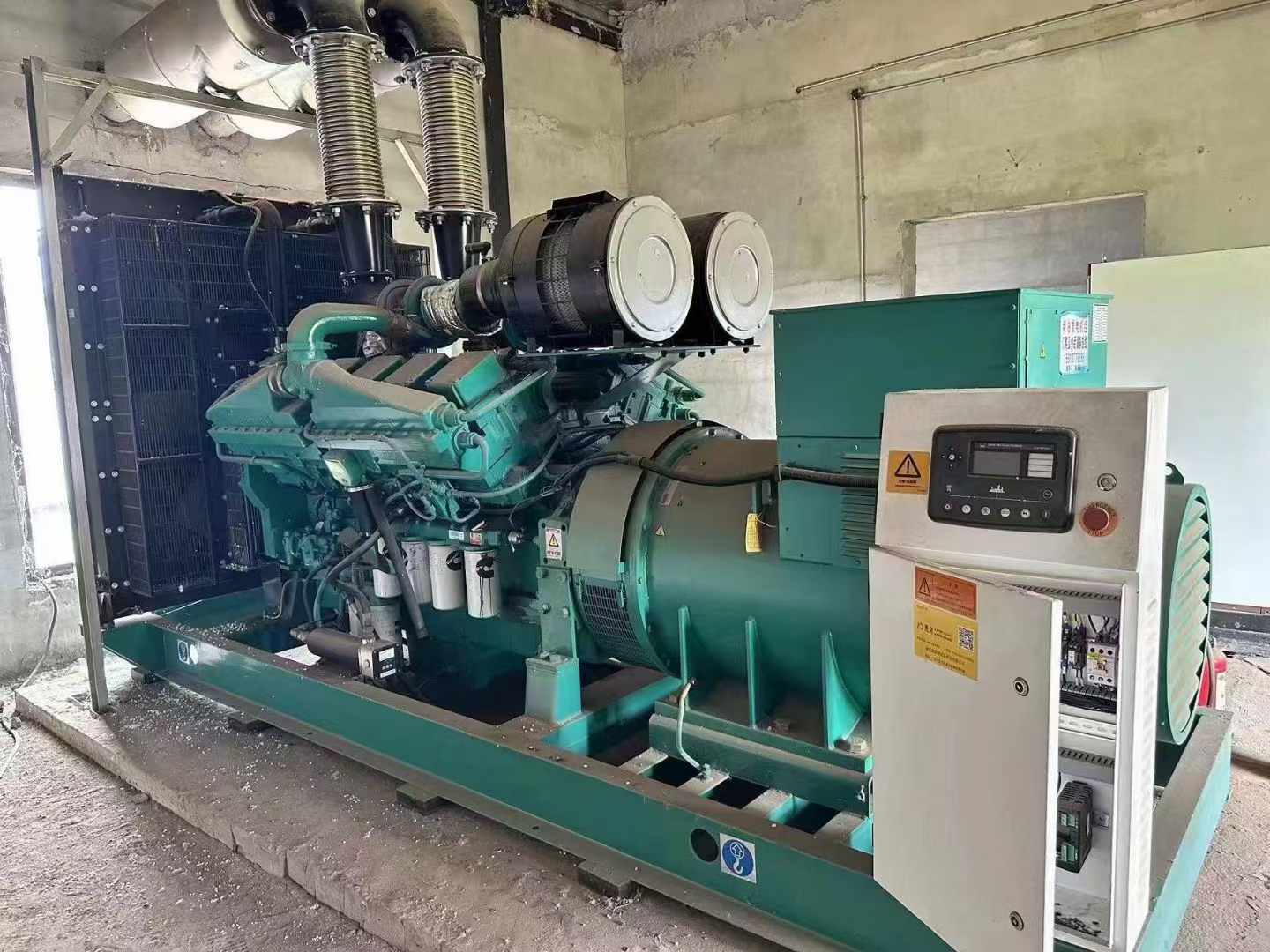 右玉无功补偿装置的性能评估需要考虑哪些因素？