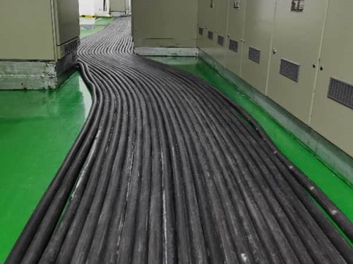 右玉如何根据理论计算公式计算温度对特定电压测量结果的影响？