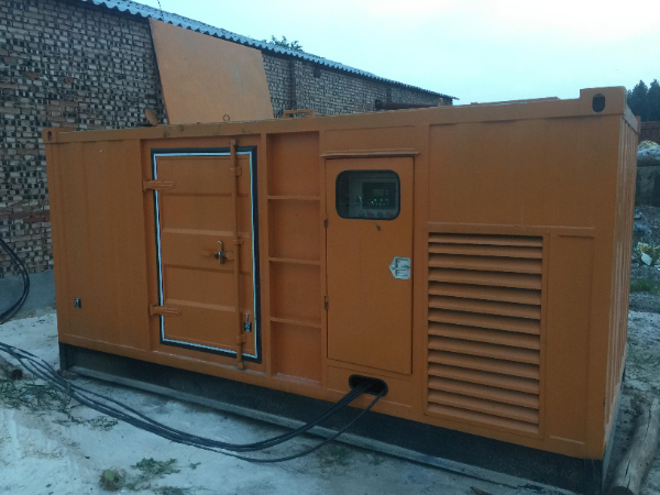 右玉发电机组长期使用中，电缆线的敷设路径有哪些要求？