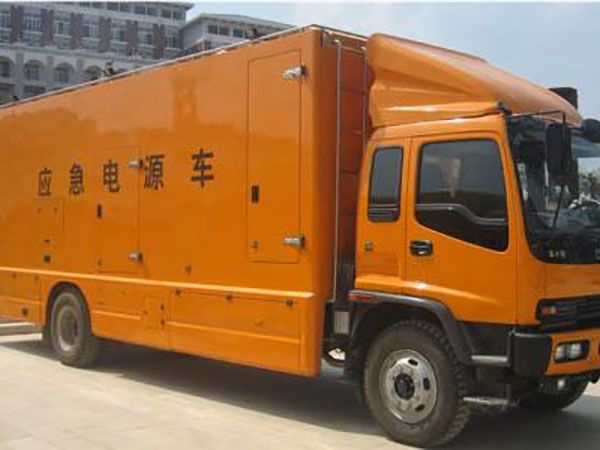 右玉冬季柴油发电机启动前，如何检查燃油系统中的积水？